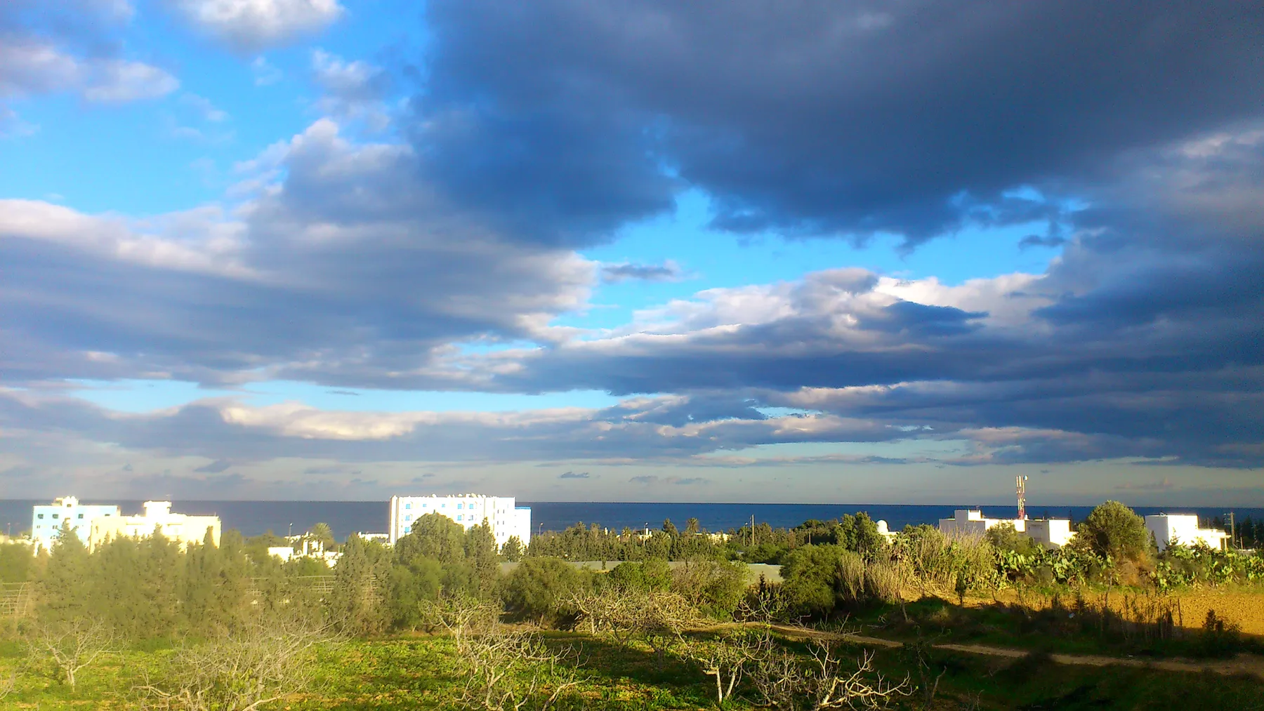 La campagne de Chott Meriem sous un grand ciel