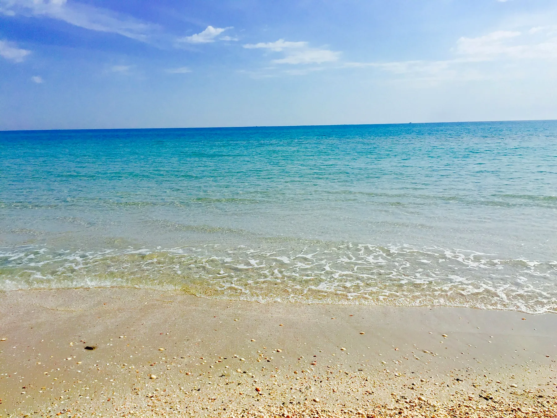 Mer turquoise et plage de sable sur la côte tunisienne